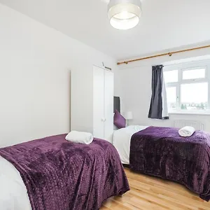 Spacious 3 Bed 1 Bath Hse W Guest Toilet W Parking Near Excel - E16 , London United Kingdom