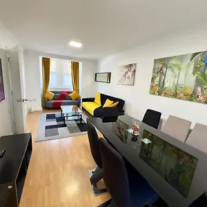 3 Bedrooms 3 Bathrooms Spacious House, Reception, Kitchen, Garden, Parking , London United Kingdom